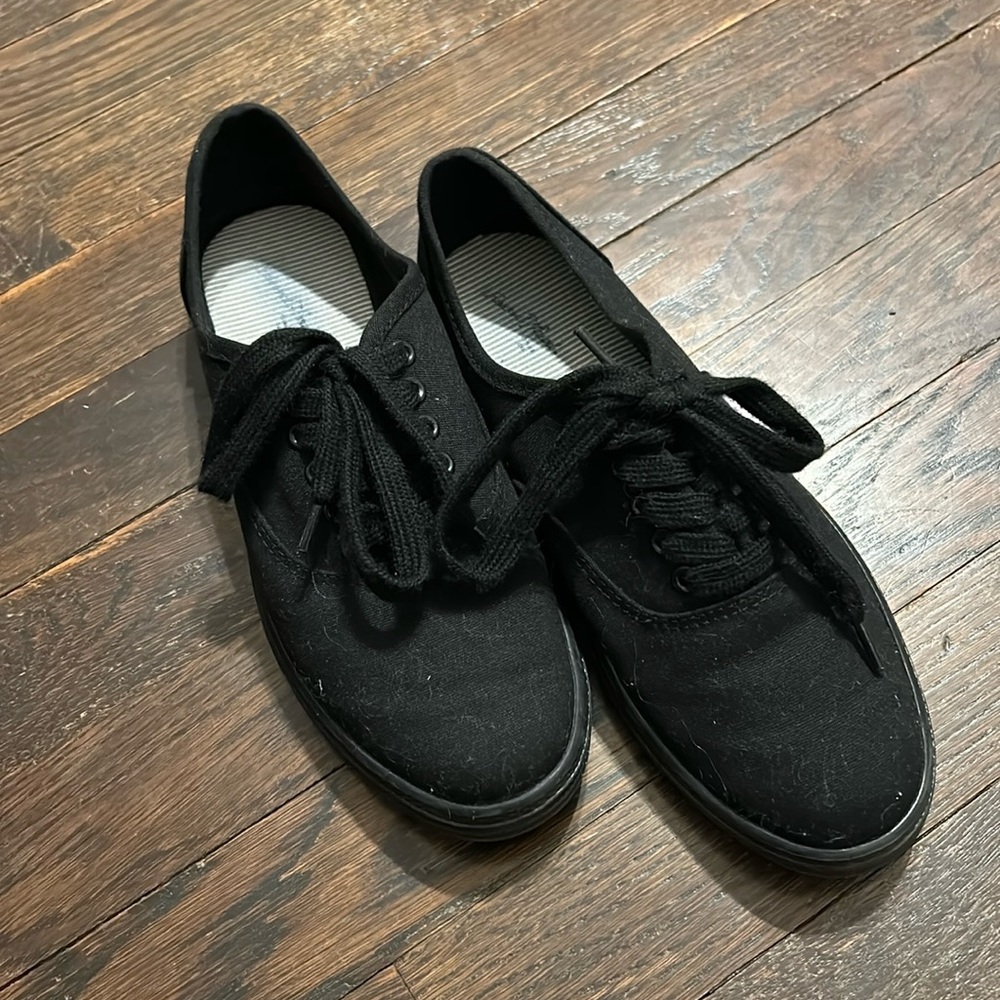 UNIVERSAL THREAD black ked sneaker NWOT
